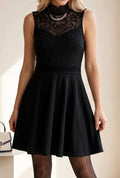 Robe Noire Patineur Ornée de Dentelle Guipure au Col – Élégante & Féminine Soirée