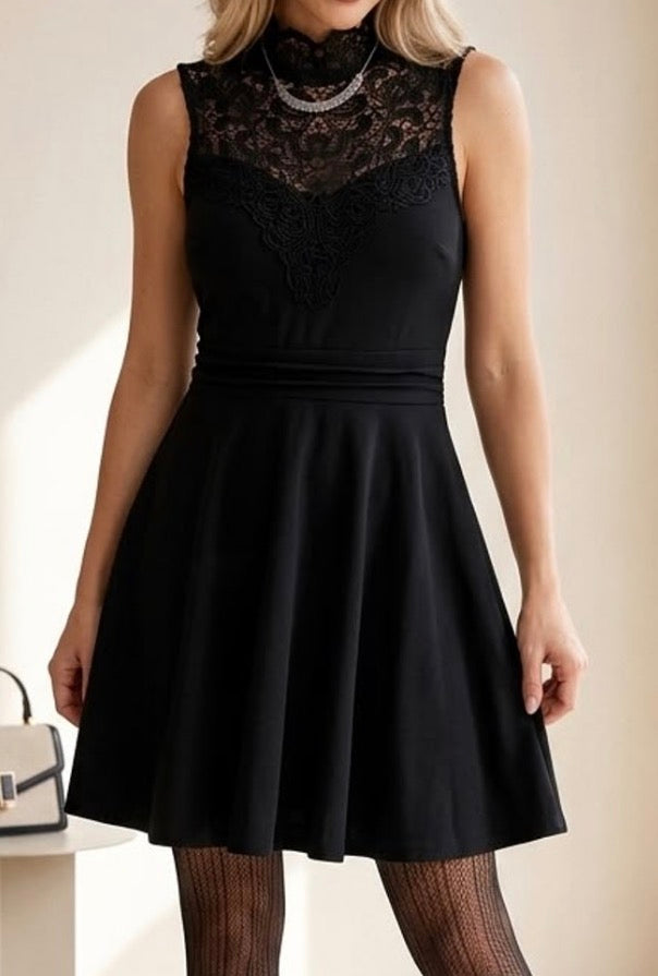 Robe Noire Patineur Ornée de Dentelle Guipure au Col – Élégante & Féminine Soirée